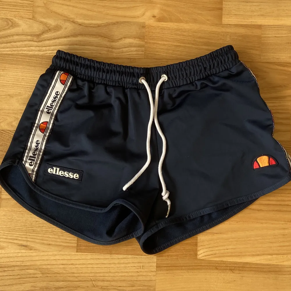 Träningsshorts från Ellesse i stl 36.😋 Fråga om bild. Shorts.