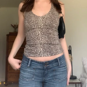 Leopardig topp - Söt haltertopp i leopardmönster, från märket Capri Collection! Knyts runt halsen 💗
