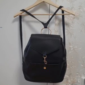 Ryggsäck för damer - Skinnet har gått av längst ner framifrån. Den vita pricken. Annars bra skick och använd bara få gånger