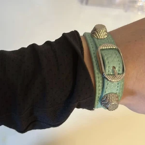 Balenciaga liknande armband  - Har sänkt priset nu, så det är först till kvarn💗Säljer detta oanvända armbandet❤️ (första bilden är min)