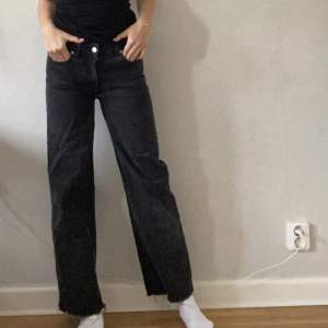 Säljer nu dessa svarta jeans eftersom dom inte kommer till användning. Storlek S men de är uppsydda så passar Xs!💓 Innerbenslängd: 70 Köparen står för frakt💗