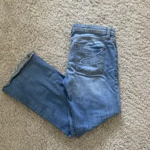 supersöta jeans från espirit med perfekt wash inför sommaren💕💕 dom är ganska korta i benen🫶