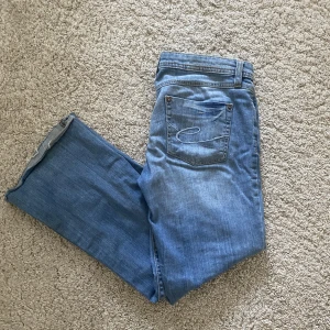 espirit jeans - supersöta jeans från espirit med perfekt wash inför sommaren💕💕 dom är ganska korta i benen🫶