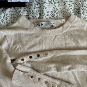 Tunn stickad tröja från zara - Fin tröja från zara med gulddetaljer i str S