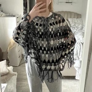 Poncho  - Fin stickad poncho som sitter bra på mig som vanligtvis bär S. Den passar dock både mindre och större 💞 fint skick! ☀️ Skriv privat vid fler bilder 😁