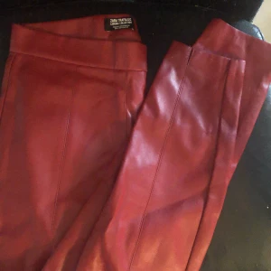 Röda skin byxor - I bra skick aldrig använda (Fick som present fast gillar inte skin)