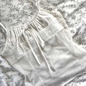 Sommartorp  - Super sätt linne med mycket detalj som jag köpte förra året! Använt ganska mycket, men det finns inga defekter💕 banden är justerbara