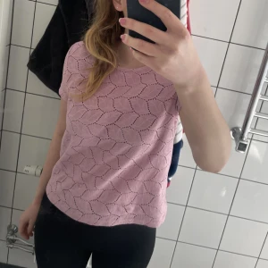 Stickad topp - Jätte söt mönstrad stickad topp! I en rosa-lila färg