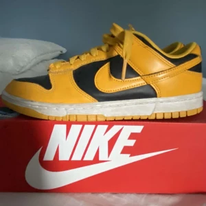 nike dunk low  - köpta från restocks säljer för dom inte passar mig längre  boxen dock lite trasig 500kr men pris kan diskuteras  Lite stor i storleken 