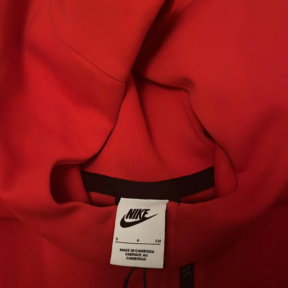 Säljer min röda väldigt fina Nike tech som inte kommer till användning. Ny pris är runt 1300/1400. Köptes på Nikes egna hemsida i början av året och priset kan diskuteras. Har en pytteliten fläck som inte syns framifrån och ej testat tagit bort.. Tröjor & Koftor.