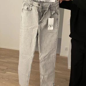 Zara jeans - Aldrig använda, köpte dom utan att testa dom på. Dom är för små för mig. Storlek 36. Ordinarie pris 359kr