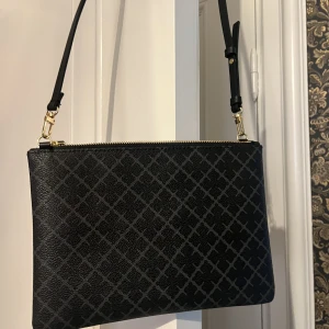 Väska  - Liten väska från By Malene Birger, aldrig använd band medföljer💕🐻