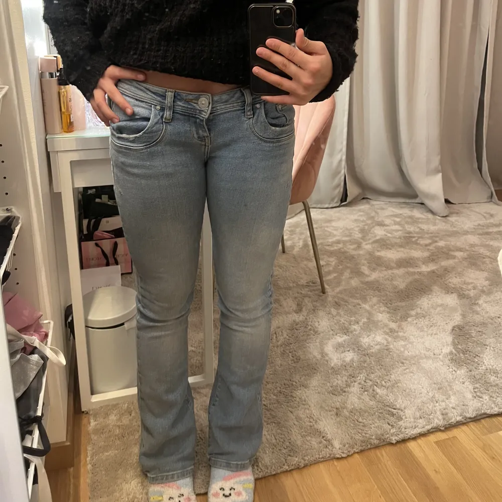 Tänkte kolla om det finns något intresse på dessa jätte fina ljus blåa jeans från Ltb. Köpta på About you i modellen Valerie. Jeansen är endast använda ett få tal gånger och är i ny skick!  Säljer pga att de inte kommer till användning längre🩷. Jeans & Byxor.