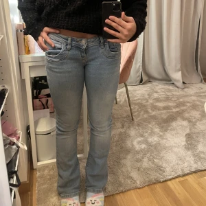 Low waist jeans - Ltb  - Tänkte kolla om det finns något intresse på dessa jätte fina ljus blåa jeans från Ltb. Köpta på About you i modellen Valerie. Jeansen är endast använda ett få tal gånger och är i ny skick!  Säljer pga att de inte kommer till användning längre🩷