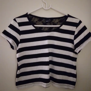 Randig kort topp med spets i ryggen, svart vit, från Gina Tricot. Bomull. Strlk 34 / XS. Felfri. - Randig kort topp med spets i ryggen, svart vit, från Gina Tricot. Bomull. Strlk 34 / XS. Felfri.