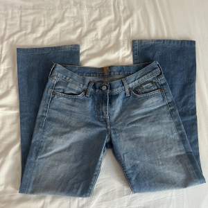 Säljer dessa superfina jeans, de är lågmidjade och bootcut. De är tyvärr för små för mig och därav kan jag ej ta några bilder! Innerbenslängd ca 70 cm, midjemått 38 cm rakt över❤️