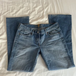 Lågmidjade jeans - Säljer dessa superfina jeans, de är lågmidjade och bootcut. De är tyvärr för små för mig och därav kan jag ej ta några bilder! Innerbenslängd ca 70 cm, midjemått 38 cm rakt över❤️