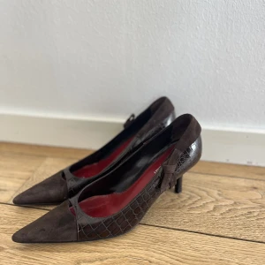 Klackar med rosett - Vintage klackar med rosett på sidan, storlek 38. Köpare står för frakt