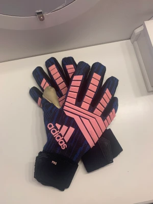 Adidas handske  - Säljer dom pga att jag har slutat på fotboll, köparen står för frakt 😃