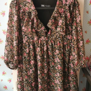 Zara Klänning - Blommig klänning i storlek S