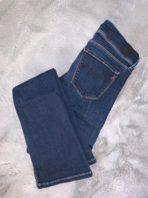 Replay jeans  - Dem är halvt bootcut, och lågmidjade, det är stl 24 dem är som xs. Köparen står för frakten🥰