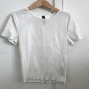 Vit t-shirt - Jag säljer denna vit mönstrade tröja. Priset kan diskuteras! Kontakta vid frågor eller intresse.