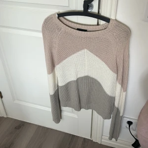 Stickad tröja  - Stickad tröja ifrån Vila. Använd fåtal gånger som ny i skicket. Storlek S