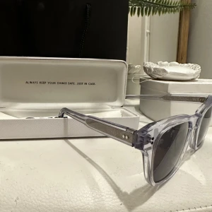 Chimi solglasögon  - Modell: 007 Gray, jag har använt dom fåtal gånger och känner nu att de är dags att sälja. Dom är köpta förra våren. Man får med box och putsduk💗 