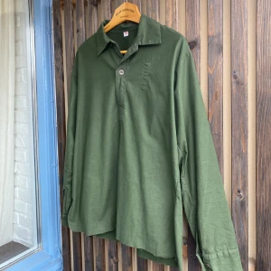 70s skjorta från armén - Från början en popover men som är klippt till en skjorta. Knappt använd. Modellen användes under 70-talet i armén. Size: M. Pris: 99kr