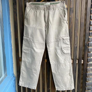 Beiga cargobyxor - Beiga cargobyxor från Batistini. Storlek: 32/32. Pris: 159kr. 