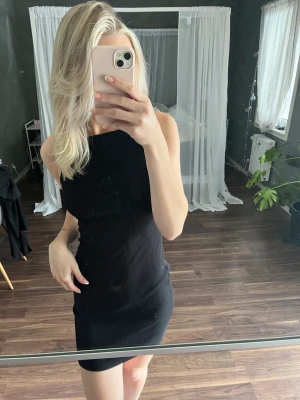 Svart klänning med öppen rygg - Fin svart klänning! Har bara använt några gånger ❤️‍🔥