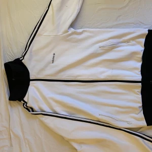 Adidas zip up - Fräsh vit adidas zip up fleece