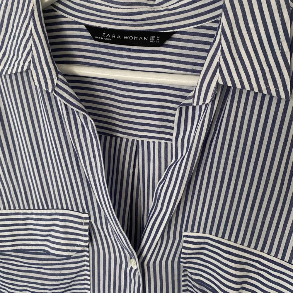 Skjorta från Zara knappt använd!  😇 passar både S/M . Skjortor.
