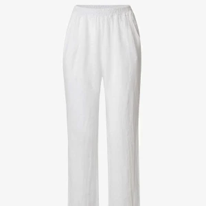 Linnebyxor - Fina linnebyxor som knappt används då de är lite för små för mig. Linnebyxor från Chelsea i storlek M. Mycket användbara till sommaren och våren. De är slutsålda och nypris 500 kr