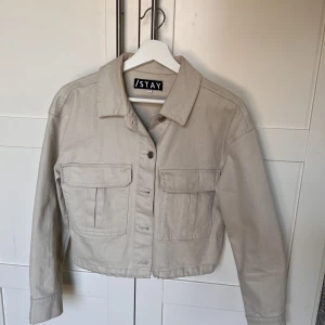 Beige skjortjacka - Säljer min beigea skjortjacka från märket STAY. Köpte den på carlings för några år sedan men den är knappt använd sedan dess då den inte riktigt är min stil. Perfekt nu till våren eller under sommarkvällar😍 