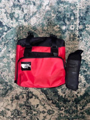 North face sling bag  - Riktigt nice north face slingbag, perfekt för vandring eller vardags användning, rymlig och vatten resistans väska.