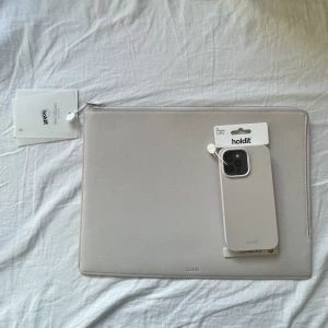 Holdit - Mobilskal och datorfodral från Holdit som är helt oanvänt. Nypris 199kr (mobilskal iPhone 13 /pro) och 399kr (datorskal) ❤️