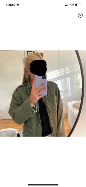 Jeans jacka  - Säljer min jeans jacka från Zara då den inte längre kommer till någon användning och den är i bra skick😁