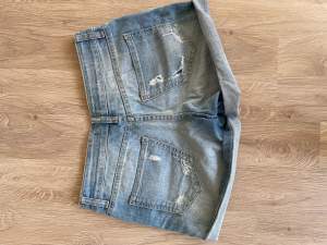 Slitna jeansshorts från Lindex. Stretchiga och sköna. 99% bomull 1%elastan. 