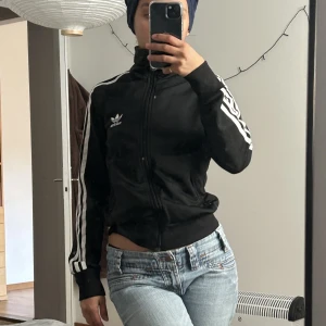 Trednig adidas kofta🥸 - Super snygg men kommer aldrig till använding dragkedjan är lite missfärgad men annars bra skick😍köparen står för frakten😄 passar mig som har XS/S