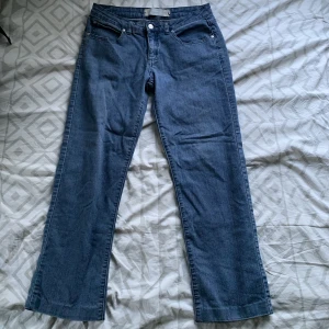 Lågmidjade jeans - Lågmidjade jeans från Jonna B👐 använda kanske 2-3 gånger så i bra skick💕 Säljer då jag tycker dom är lite korta🌸