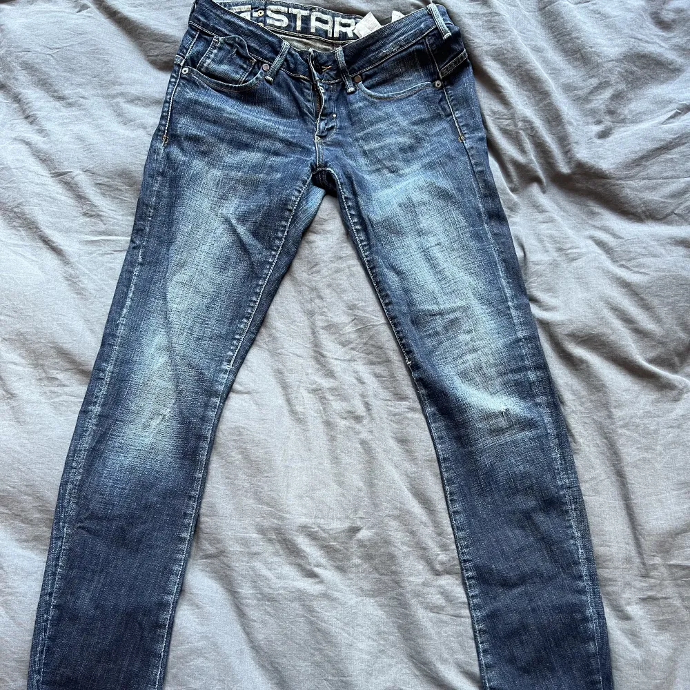 Säljer mina lågmidjade G-Star jeans då dom är för små för mig. Dom är i mycket gott skick. Stl 28-32. Pris kan diskuteras 🤍. Jeans & Byxor.