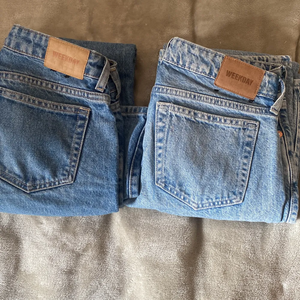 Två stycken jätte snygga lågmidjade jeans från weekday i modellen arrow, båda är i storlek 24/32. Ett par kostar 260 (med frakt 320)💕 frakt tillkommer        ⚠️ dom mörk blå är Sålda ⚠️ . Jeans & Byxor.