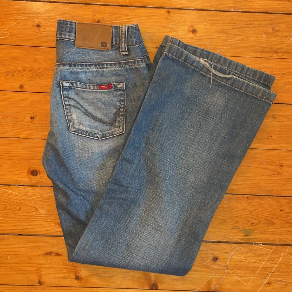 Jättesnygga lågmidjade bootcut jeans från märket Only❤️ Midjemått: 37 cm Innerben: 80 cm. Jeans & Byxor.