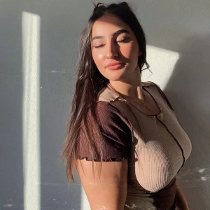 Fin asymmetrisk brun/beige top  - Använd fåtal gånger. Fin och trendig top med naturliga färger som passar till många outfits! 