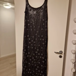 Klänning - Svart klänning från veromoda. Använd sparsamt. Strl 44.