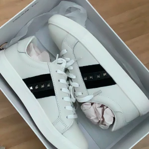 Sneakers - drömmigaste!! - Letar du fortfarande efter dina vår/sommar skor som går ihop med alla outfits både uppklätt och till nedklätt, titta här!!🌟😍🤓 Dessa skor måste vara bland de snyggaste skorna ever i storlek 38, men tyvärr för små för mig. Helt Nya, oanvända. Nypris 1100kr