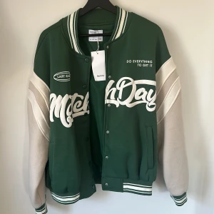 Varsity jacket - Helt oanvänd. Passar S-M-L beroende på hur oversized man vill ha. Från bershka