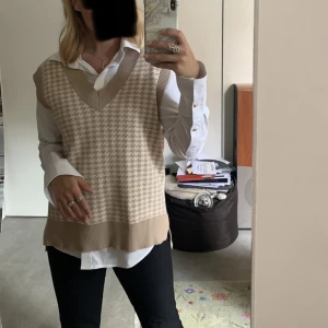 Neo noir stickad väst - Fin väst utan på skjortor osv🥰 