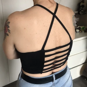 Träningstopp - Tvärfet svart topp till träning/gym från Gina Tricot i strl L (passar nog M-XL.) Använd men i gott skick! Katt finns i hemmet.